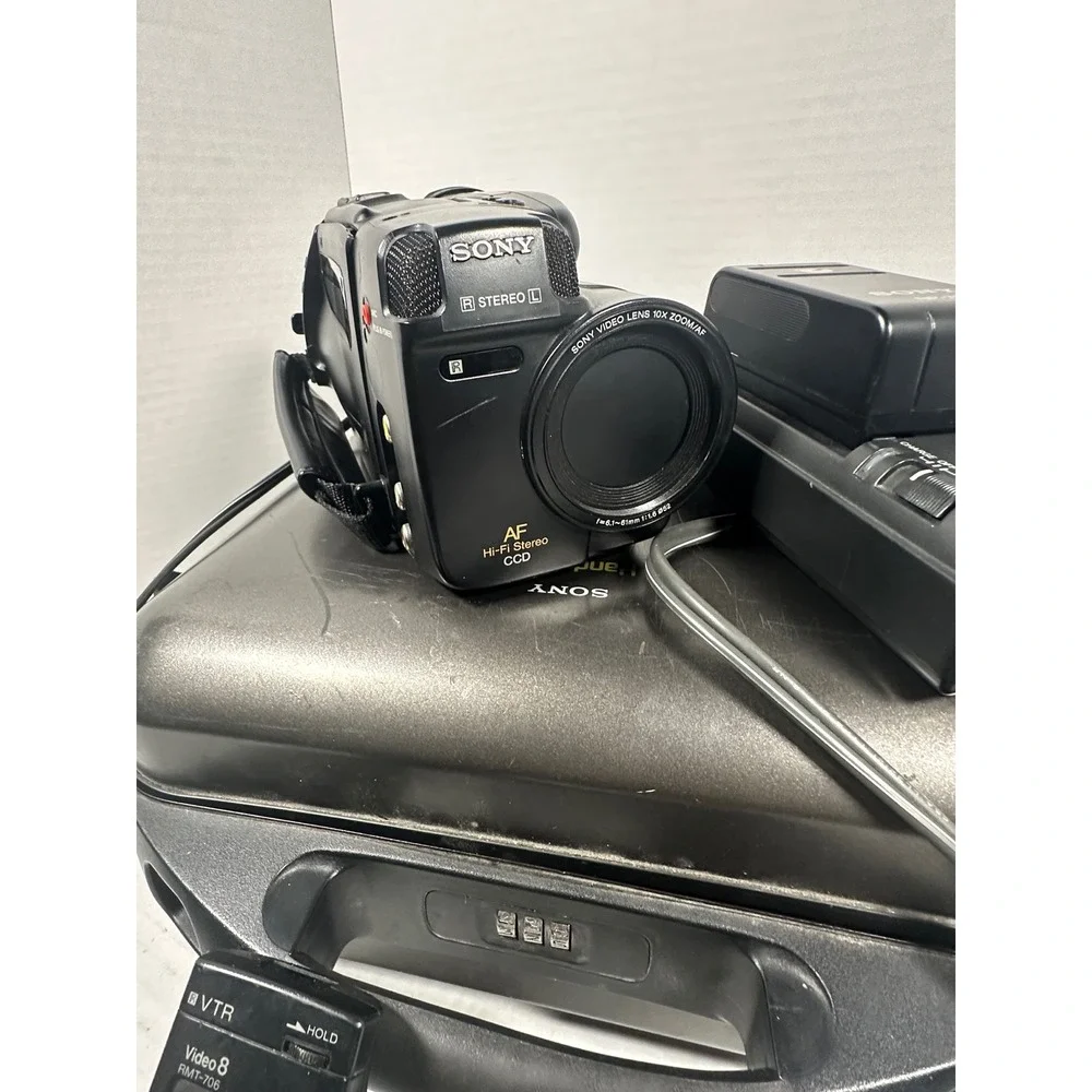 Sony Handycam Video 8 CCD-TR91 Camcorder Bundle SteadyShot 10x Zoom NTSC Case